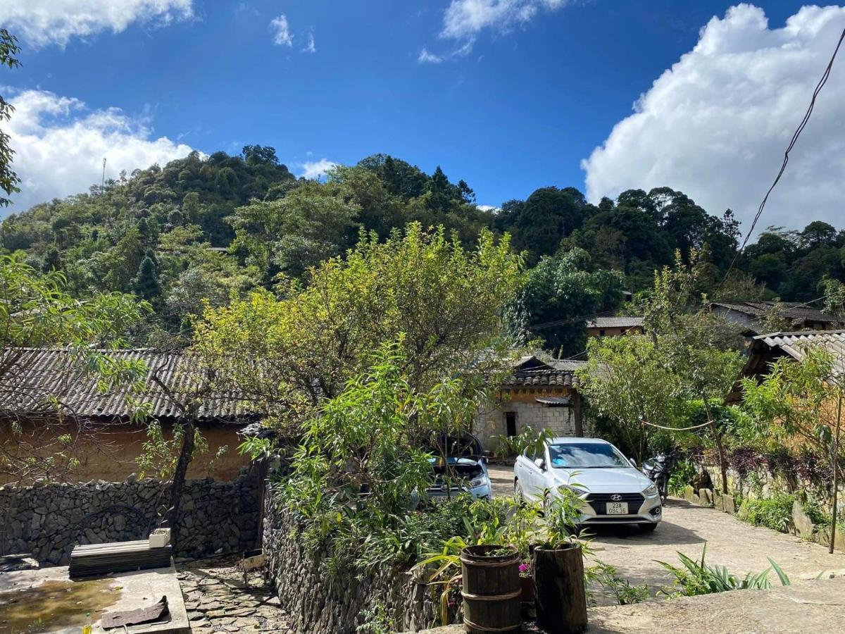 Nha Co Lao Xa Homestay Hmong & Bungalow Air Conditioner Dong Van  Dış mekan fotoğraf