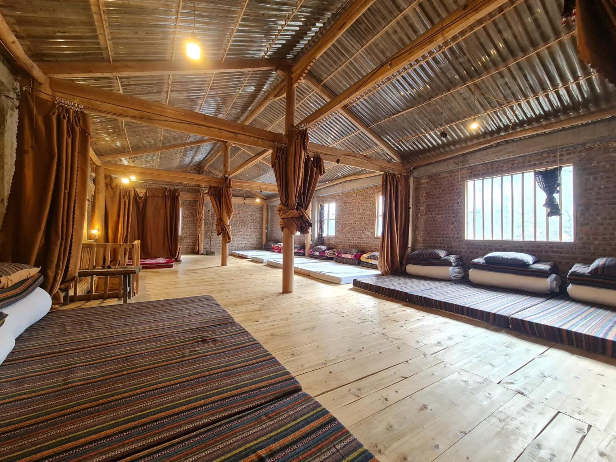 Nha Co Lao Xa Homestay Hmong & Bungalow Air Conditioner Dong Van  Dış mekan fotoğraf