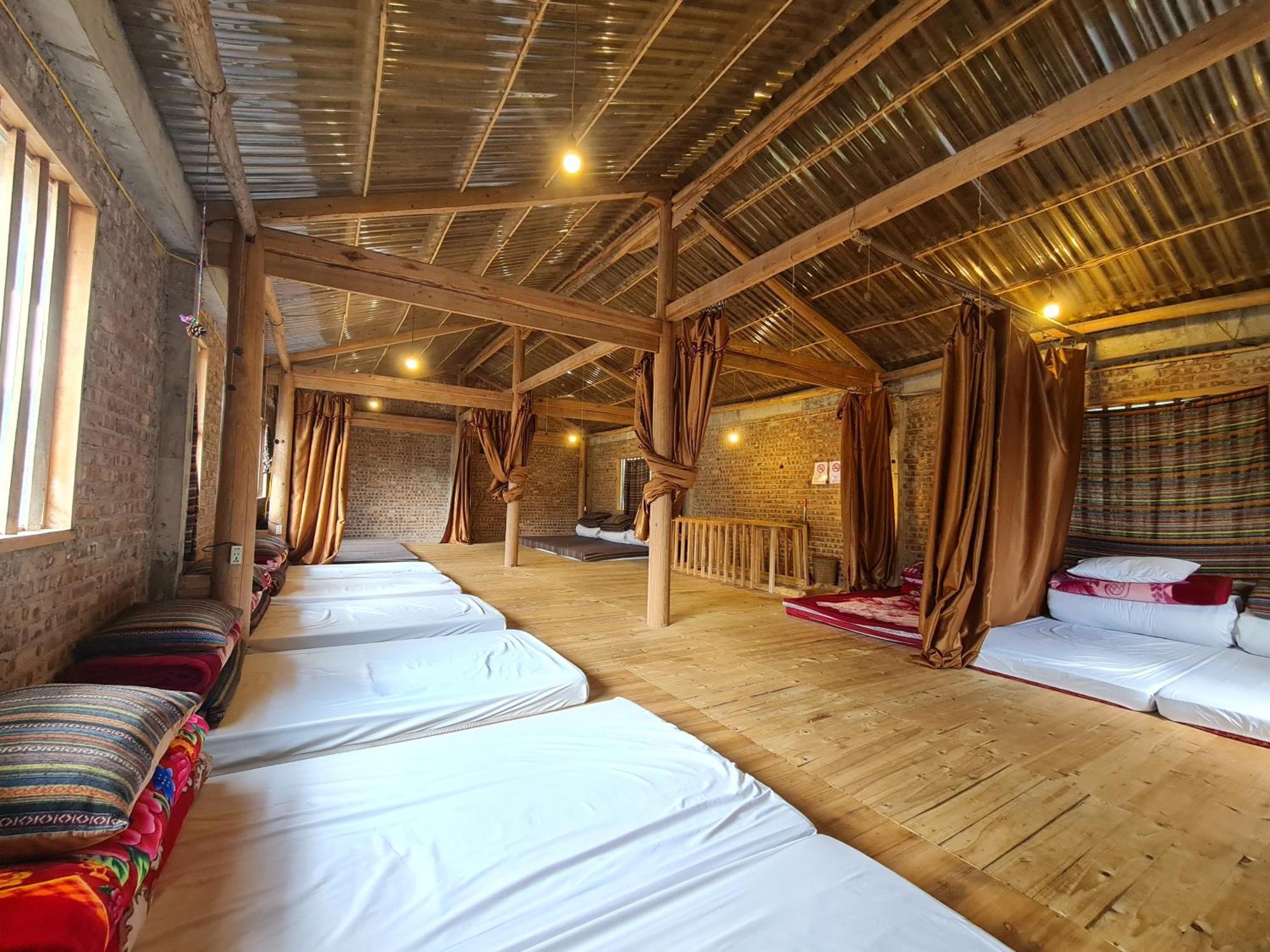 Nha Co Lao Xa Homestay Hmong & Bungalow Air Conditioner Dong Van  Dış mekan fotoğraf