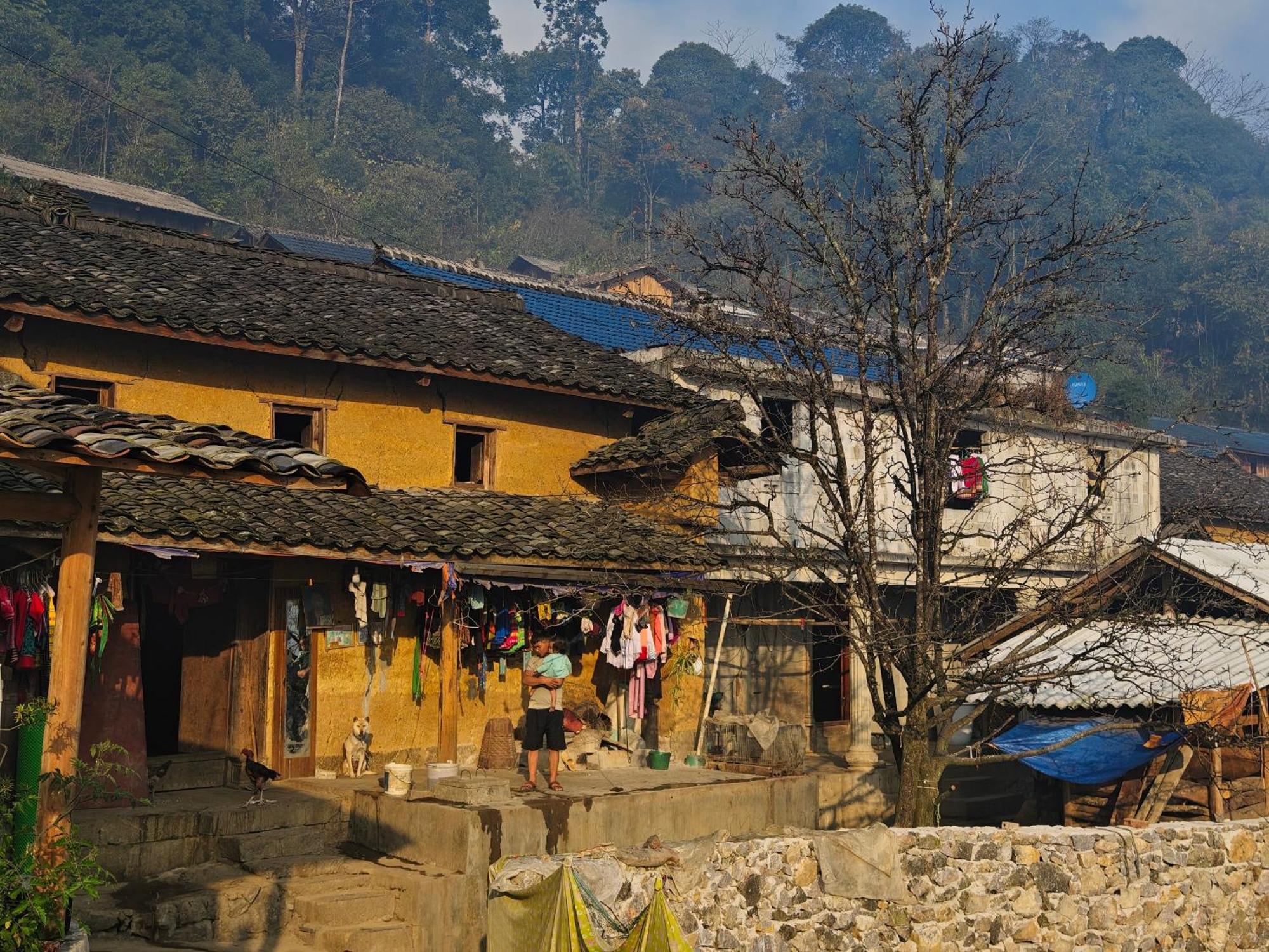 Nha Co Lao Xa Homestay Hmong & Bungalow Air Conditioner Dong Van  Dış mekan fotoğraf