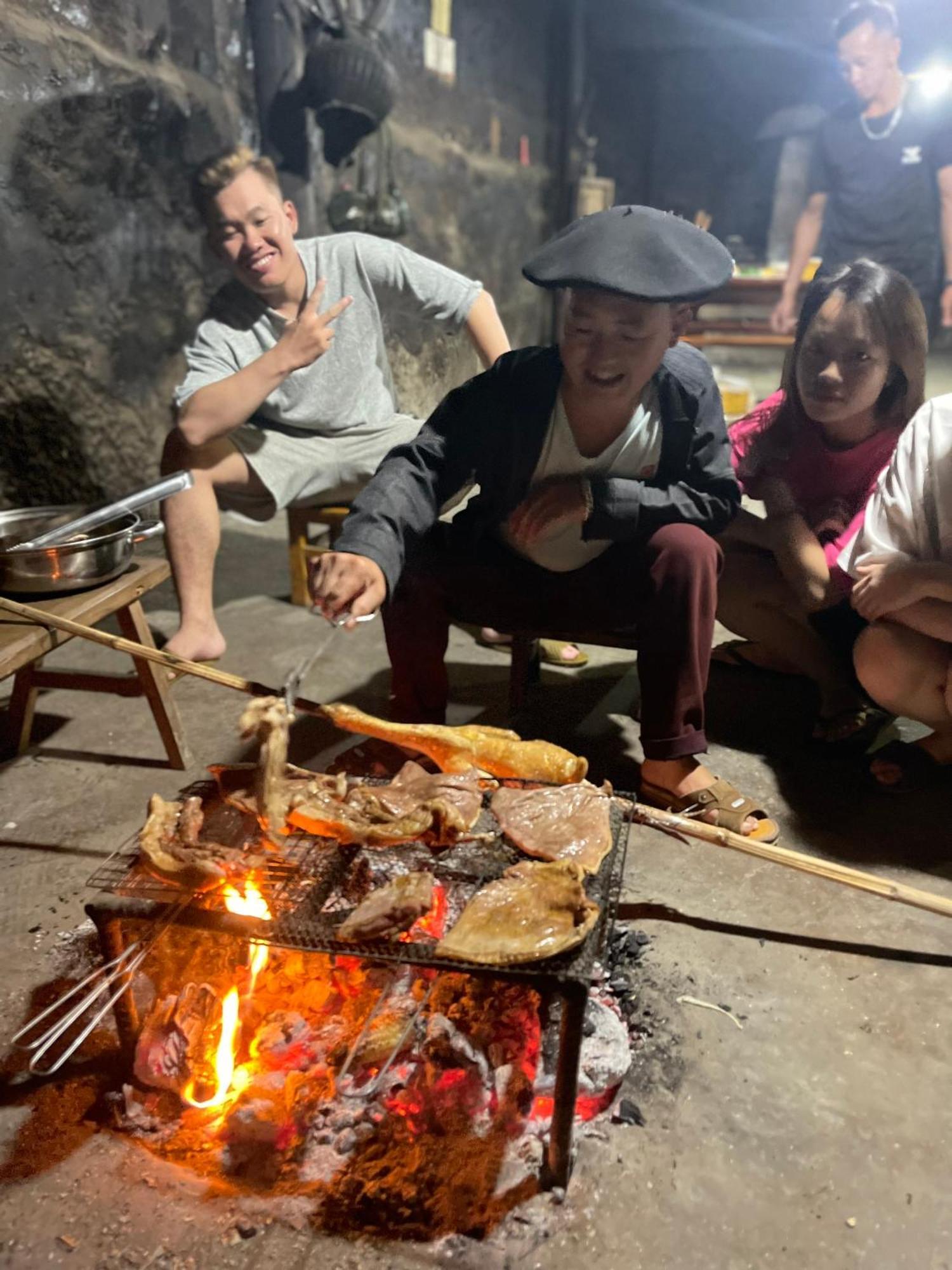 Nha Co Lao Xa Homestay Hmong & Bungalow Air Conditioner Dong Van  Dış mekan fotoğraf