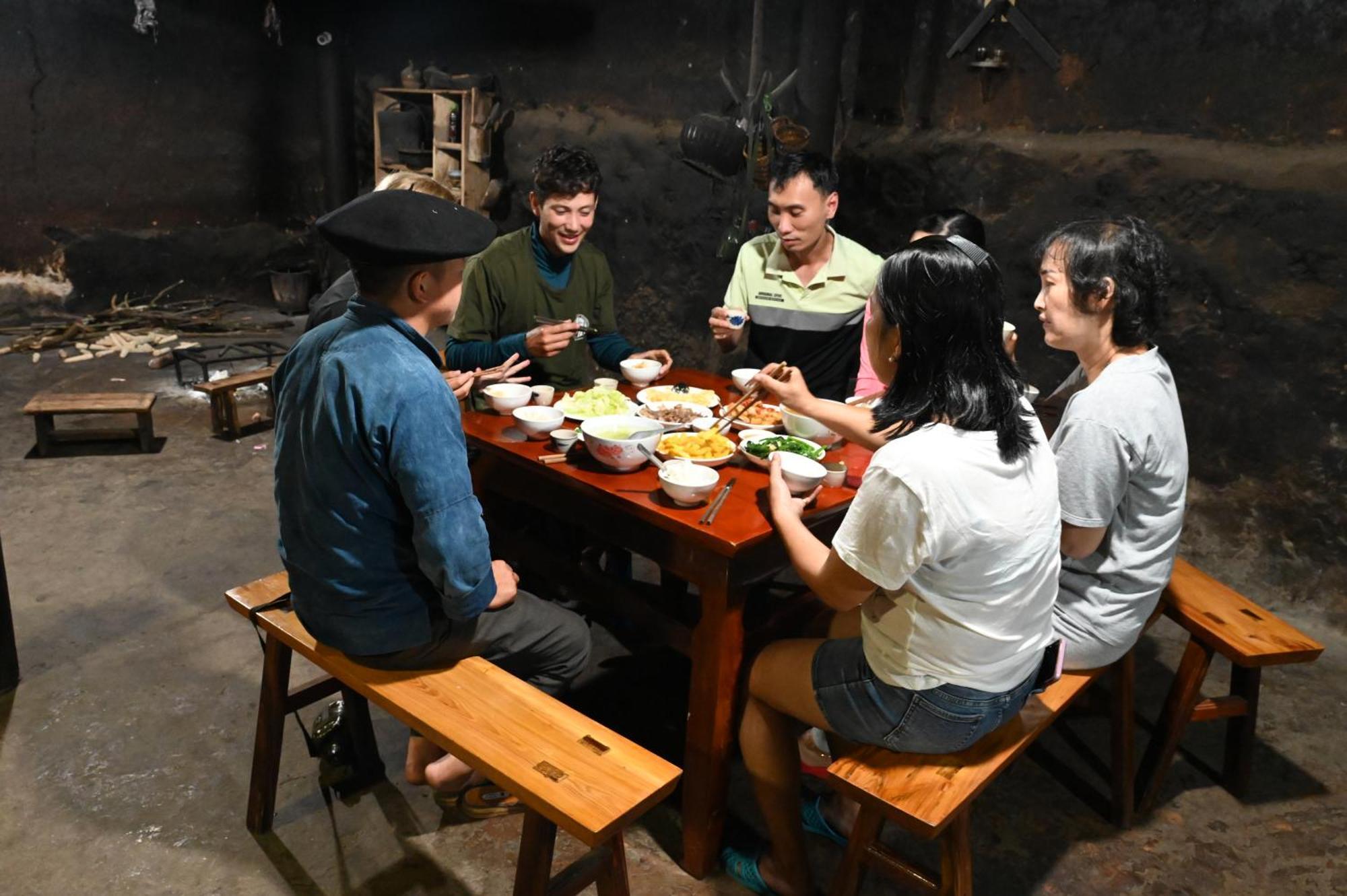 Nha Co Lao Xa Homestay Hmong & Bungalow Air Conditioner Dong Van  Dış mekan fotoğraf