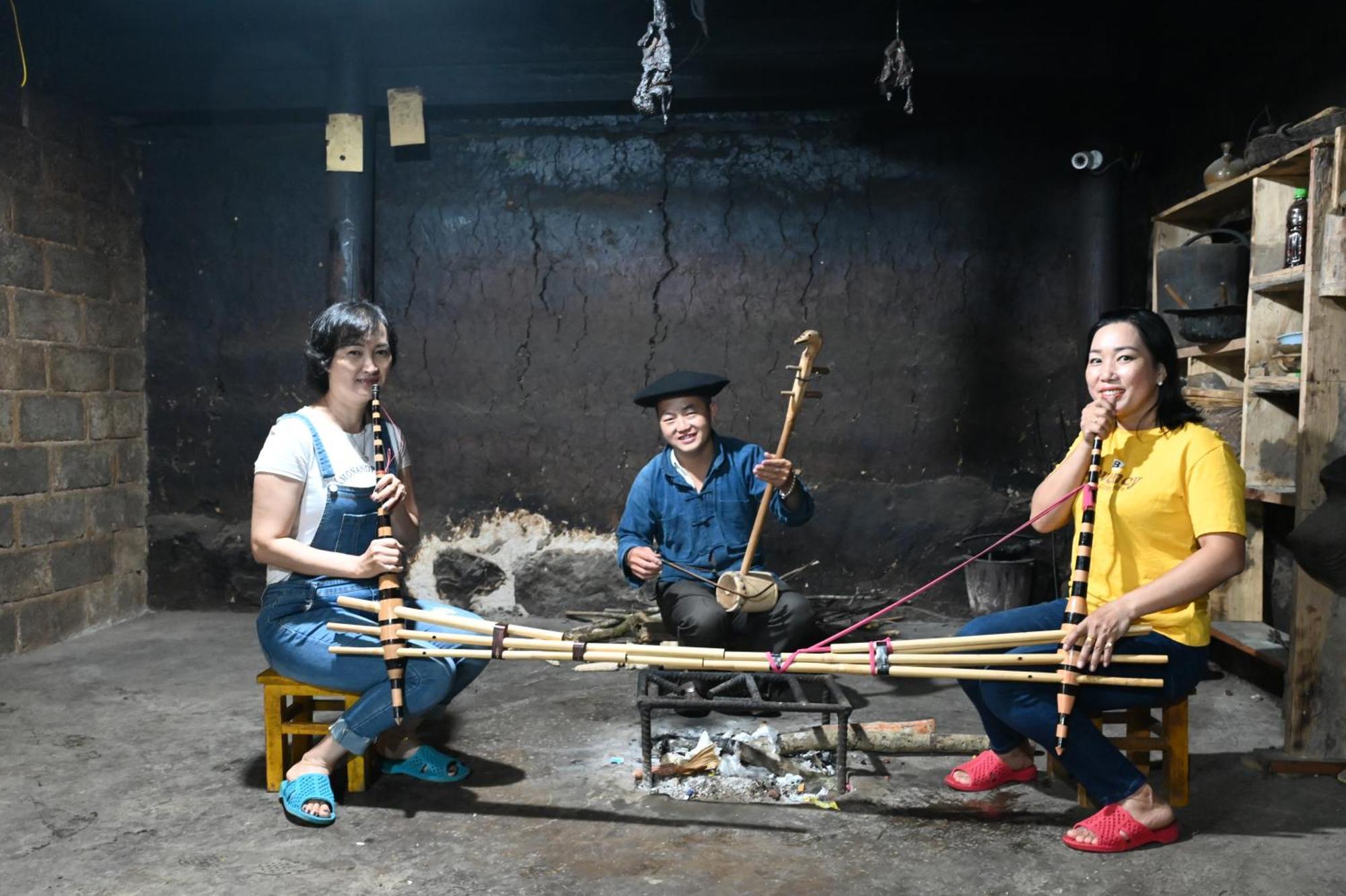Nha Co Lao Xa Homestay Hmong & Bungalow Air Conditioner Dong Van  Dış mekan fotoğraf