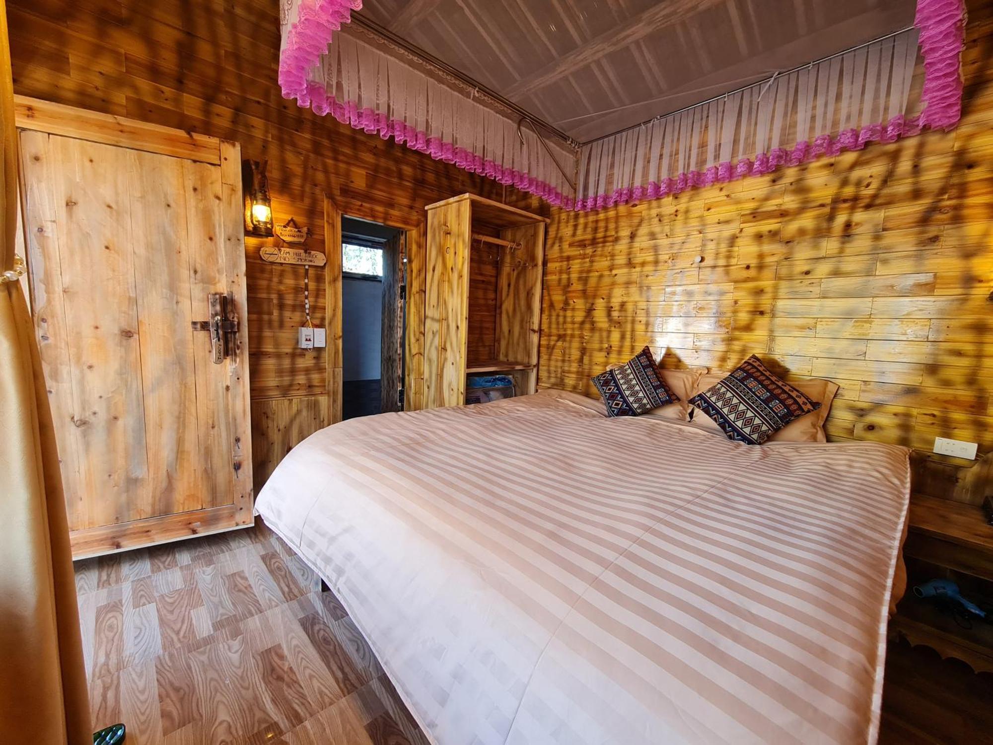 Nha Co Lao Xa Homestay Hmong & Bungalow Air Conditioner Dong Van  Dış mekan fotoğraf