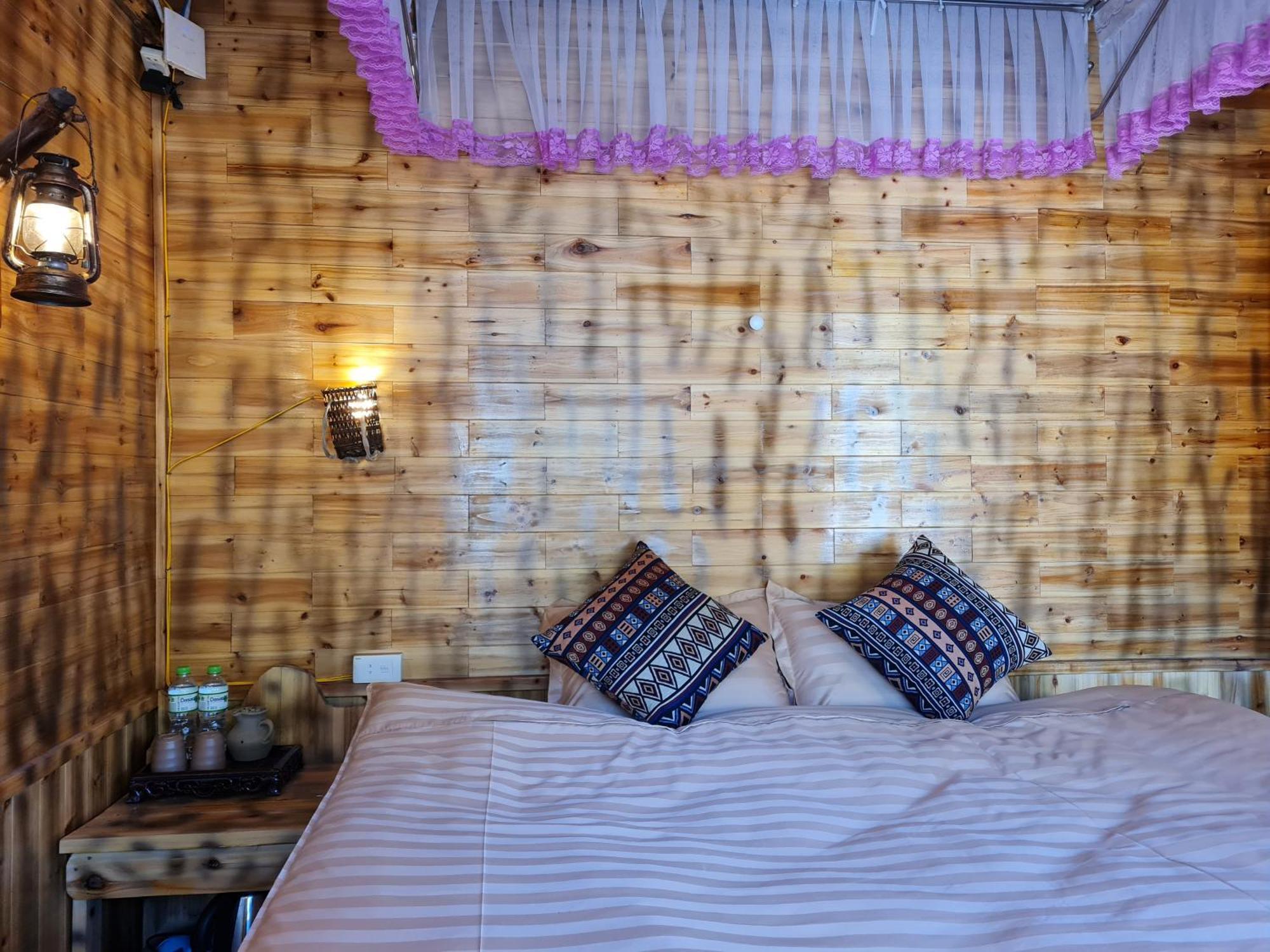 Nha Co Lao Xa Homestay Hmong & Bungalow Air Conditioner Dong Van  Dış mekan fotoğraf